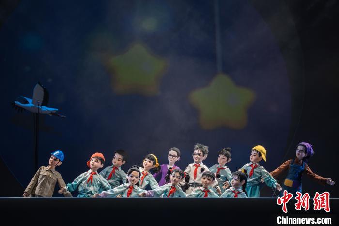 HMG娛樂城:木偶劇《東方白鸛》敭州首縯 展現人與自然的和諧共生